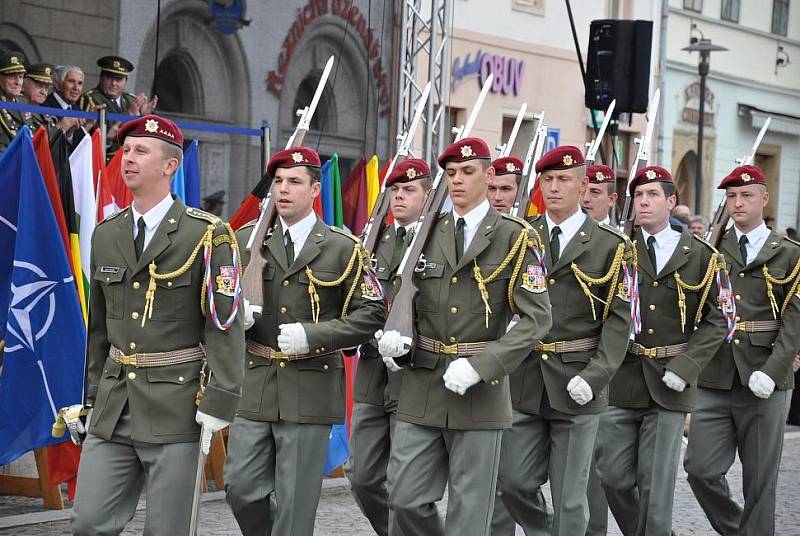 Střední vojenská škola v Moravské Třebové slavila 75 let od založení. Své umění předvedla i Hradní stráž Pražského hradu. 