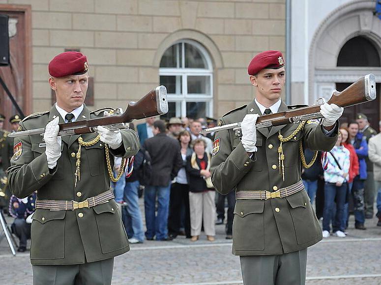 Střední vojenská škola v Moravské Třebové slavila 75 let od založení. Své umění předvedla i Hradní stráž Pražského hradu. 