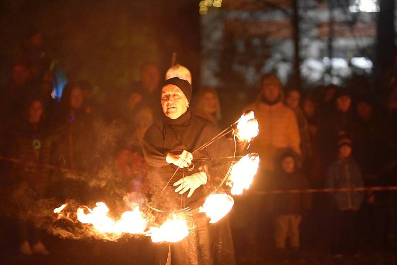 Ve čtvrtek navečer přijel do Svitav Martin na bílém koni. Početný průvod dovedli světlonoši do parku Jana Palacha, kde program slavnosti pokračoval.