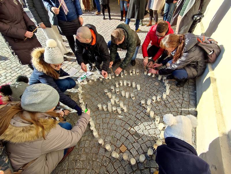 Desítky lidí v Litomyšli se sešly v neděli odpoledne na zámeckém návrší při Modlitbě za Ukrajinu.