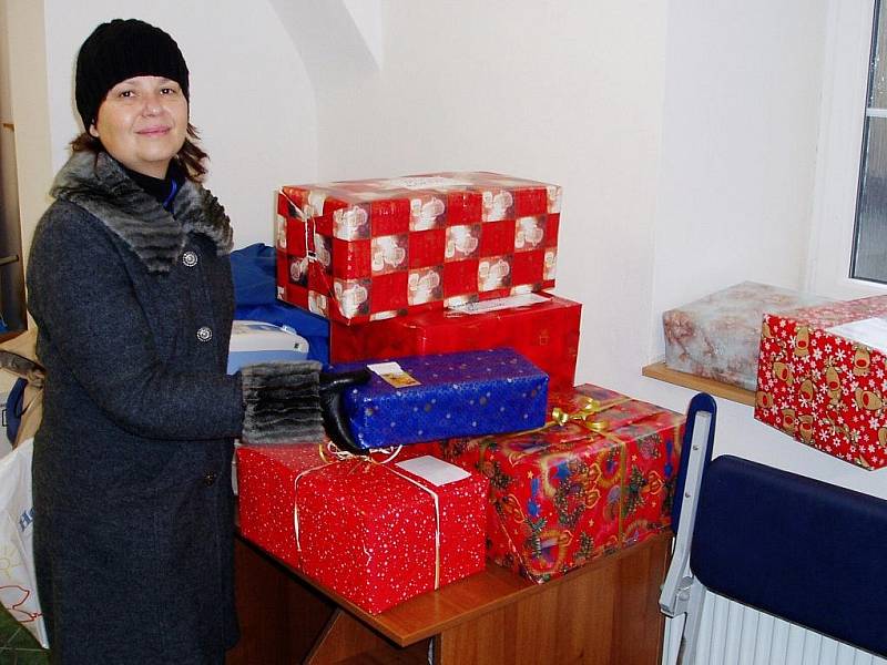 Pro děti z dětských domovů a sociálně slabých rodin připravily pracovnice charity balíčky s dárky.
