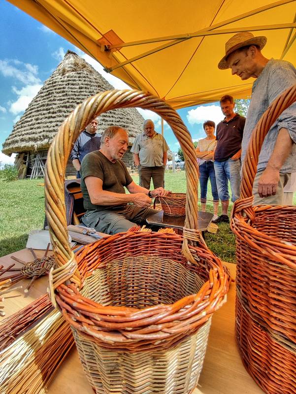 Řemeslníci si dali dostaveníčko u polygonální stodoly u Mikšíkova statku v Trstěnici.