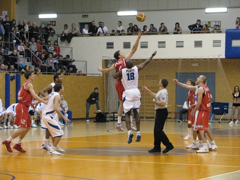 Zápas Nymburk vs. USK Praha hraný ve Svitavách.