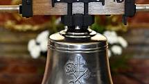 Kostel sv. Mikuláše v Čisté u Litomyšle má zase všech pět zvonů. Poslední sv. Petr se na malou věž vrátil v neděli.