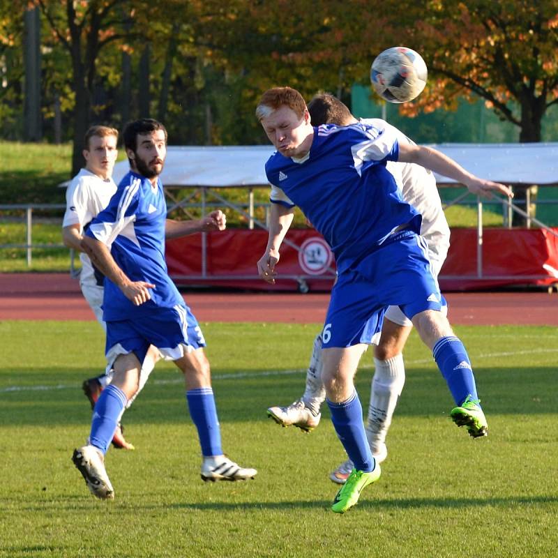 V utkání fotbalistů Litomyšle (v bílém) a Žamberka se diváci dočkali gólů až v penaltovém rozstřelu.