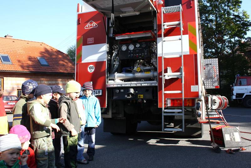 Lidé se ve středu podívali k hasičům, na policii a ke strážníkům. Nahlédli také pod ruce záchranářů.