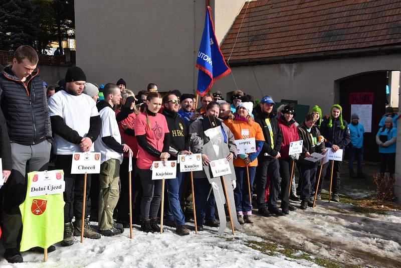 HRY BEZ KATASTRU hostila v sobotu Budislav. Pořadatele sice nemile překvapilo poněkud jarní počasí, ale trochu sněhu nakonec u kulturního domu zachránili. Tradiční oheň her přijel zapálit samotný rytíř Toulovec na koni a pak už začaly soutěže plné recese.