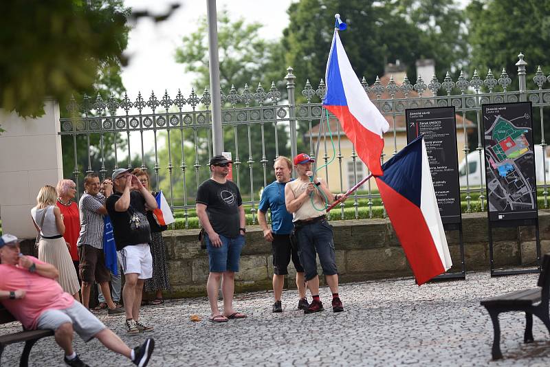 Demonstranti u zámku v Litomyšli.