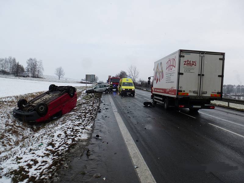 Dopravní nehoda dvou osobních a jednoho nákladního automobilu.