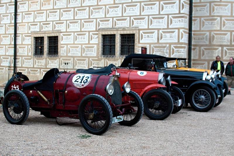 BUGATTI. Největšími skvosty byly výrobky francouzské značky, která patří mezi legendy automobilového sportu už více jak sto let. 