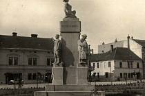 Vzpomínka na zemřelé. Původní památník ze dvacátých let minulého století musel za nacistické okupace zmizet.