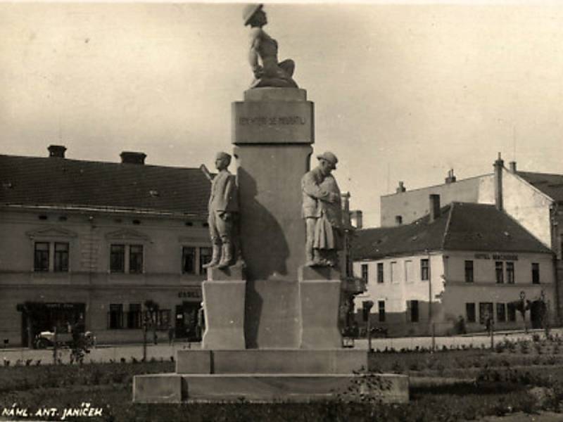 Vzpomínka na zemřelé. Původní památník ze dvacátých let minulého století musel za nacistické okupace zmizet.