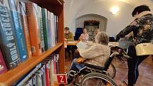 V jednom okrsku v Litomyšli volí lidé v městské knihovně mezi regály s knihami.