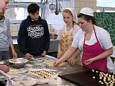 Výroba koláčků a jejich následná ochutnávka vzbudila mezi žáky pozitivní ohlasy.