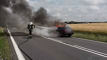 Osobní auto Jaguar začalo u Hradce nad Svitavou náhle hořet za jízdy.