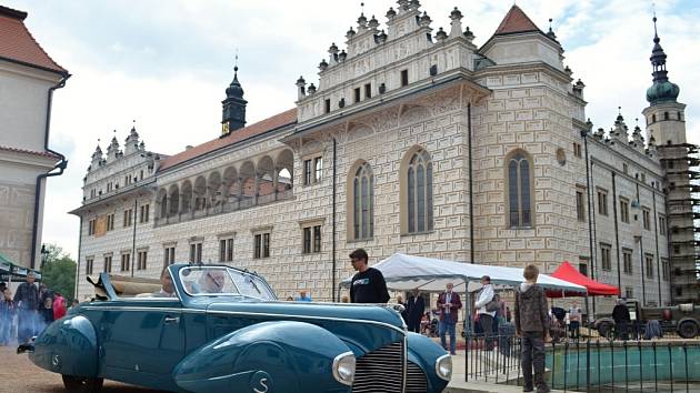 Prostředí litomyšlského zámku podtrhlo krásu vozidel. Modré aerovky i černého  Rolls Royce. 