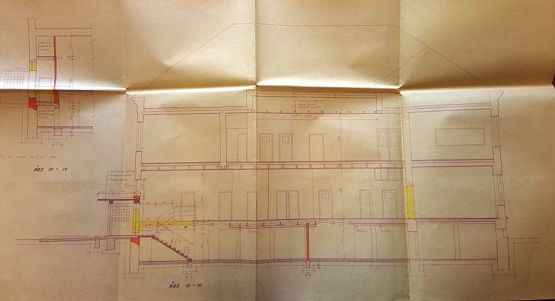Plány z rekonstrukce budovy okresního úřadu pro potřeby nemicnice ze 60. let 20. století existenci záhadného podzemí nenaznačují.