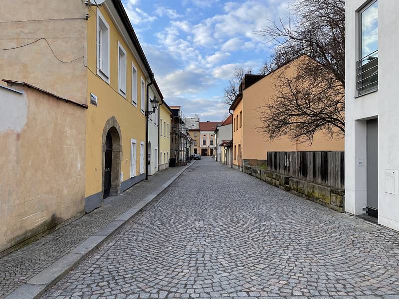 Jindy plná podloubí a ulice Litomyšle zejí o víkendech v Litomyšli prázdnotou. Stejně tak Klášterní zahrady. Podívejte se na "vylidněné" město.