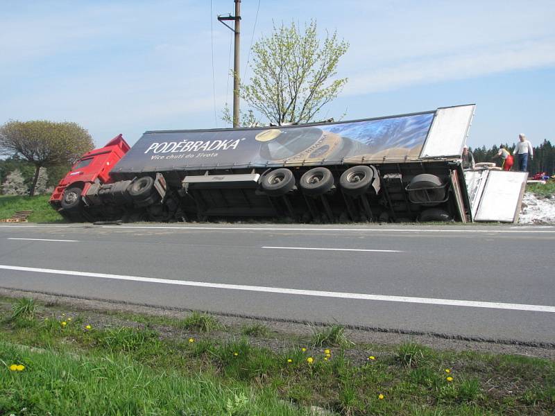 Opilý řidič kamionu skončil s náklaďákem v příkopu.