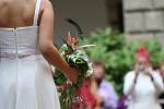 SVATBA V KROJI I V BÍLÉM.  Studenti zahradnické školy předvedli na květinové show nejdříve staročeskou svatbu a poté publikum na zámeckém nádvoří zhlédlo přehlídku současných svatebních  šatů a kytic. 