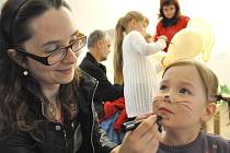 V litomyšlském muzeu čekaly na děti úkoly s postavami Zdeňka Milera. Valentýně Bisové se zalíbilo malování na obličej. Maminka jí nakreslila kočičí fousky. 