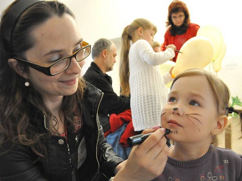 V litomyšlském muzeu čekaly na děti úkoly s postavami Zdeňka Milera. Valentýně Bisové se zalíbilo malování na obličej. Maminka jí nakreslila kočičí fousky. 