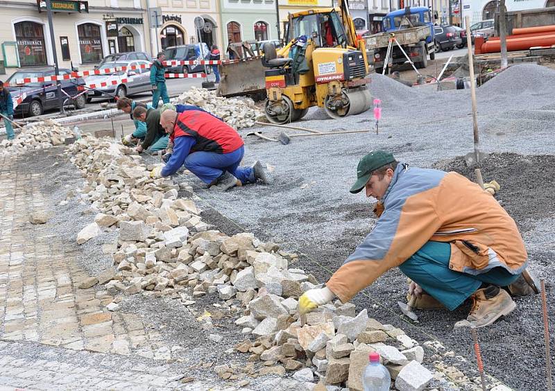 Půdorys staré radnic v Poličce bude zobrazen v nové dlažbě.