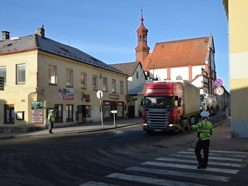 Dopravní nehoda a havárie vody zkomplikovaly dopravní situaci v Moravské Třebové.