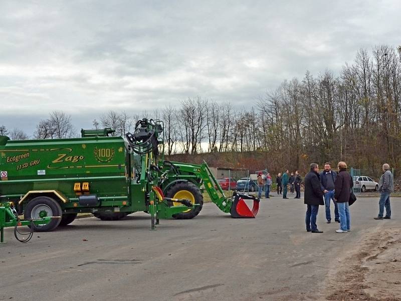 Předávání nové techniky v litomyšlské kompostárně.