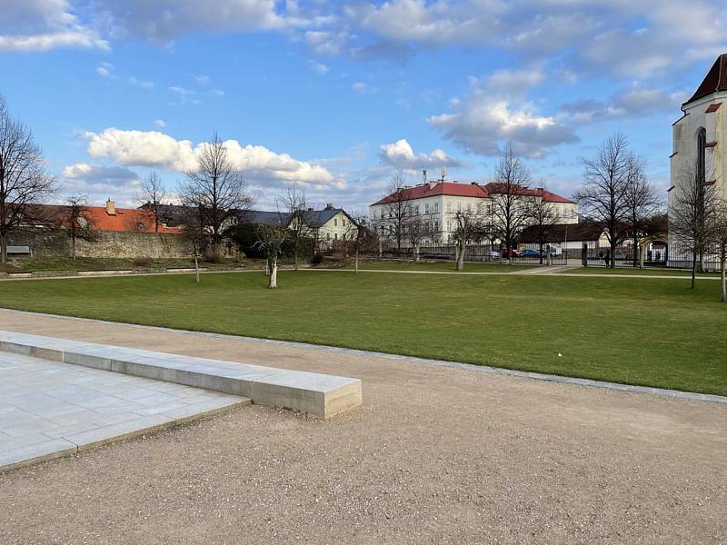 Jindy plná podloubí a ulice Litomyšle zejí o víkendech v Litomyšli prázdnotou. Stejně tak Klášterní zahrady. Podívejte se na "vylidněné" město.