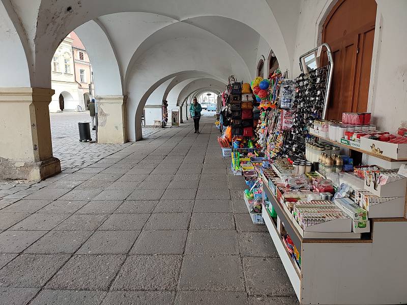Některé části historického podloubí na náměstí v Litomyšli "zdobí" vystavené zboží obchodníků.