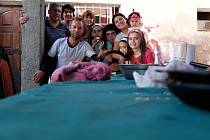 ČAS NA OBĚD. Petr Mazal na fotce se svými hostiteli v Tádžikistánu. Cestovateli učarovala vlídnost tamních lidí.
