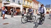 Stará kola  nejsou jen na  dívání. To v Poličce dokázali všichni  cyklisté, kteří na historických bicyklech dorazili. Zúčastnili se totiž závodu kolem radnice.