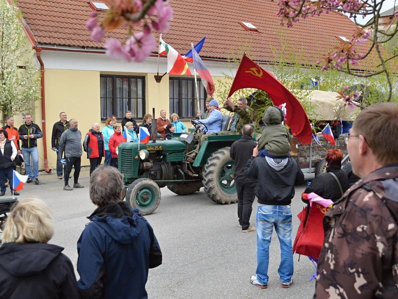 Recesistní prvomájový průvod ve Strakově.