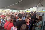 Na podpis čekají stovky příznivců Andreje Babiše