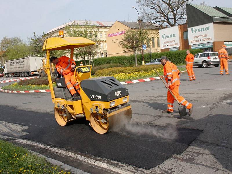 Silničáři opravují silnice ve Svitavách.