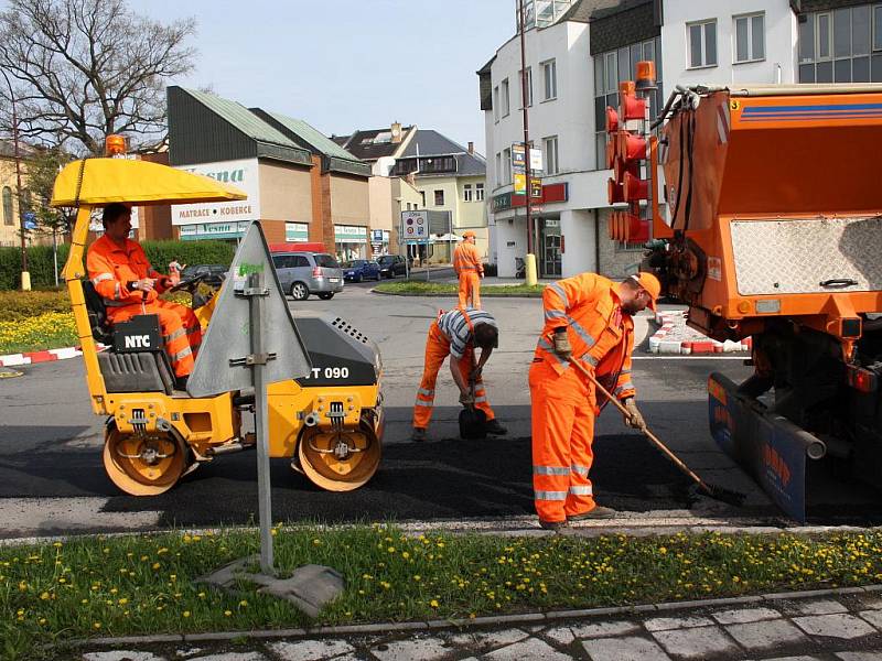 Silničáři opravují silnice ve Svitavách.