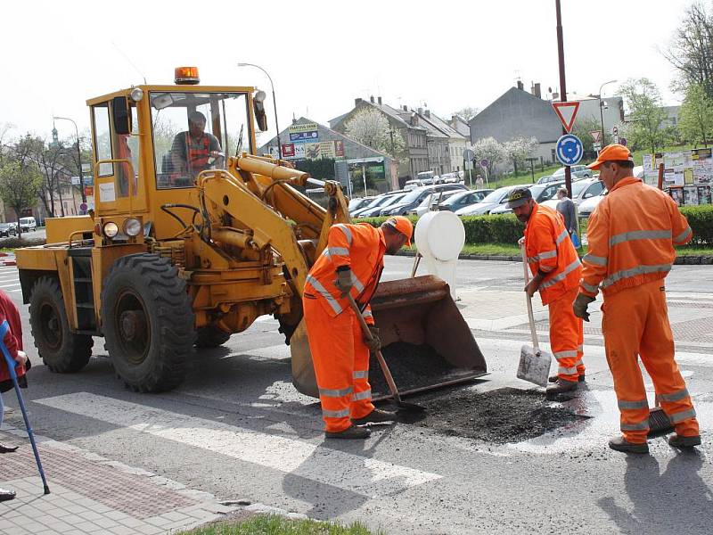 Silničáři opravují silnice ve Svitavách.