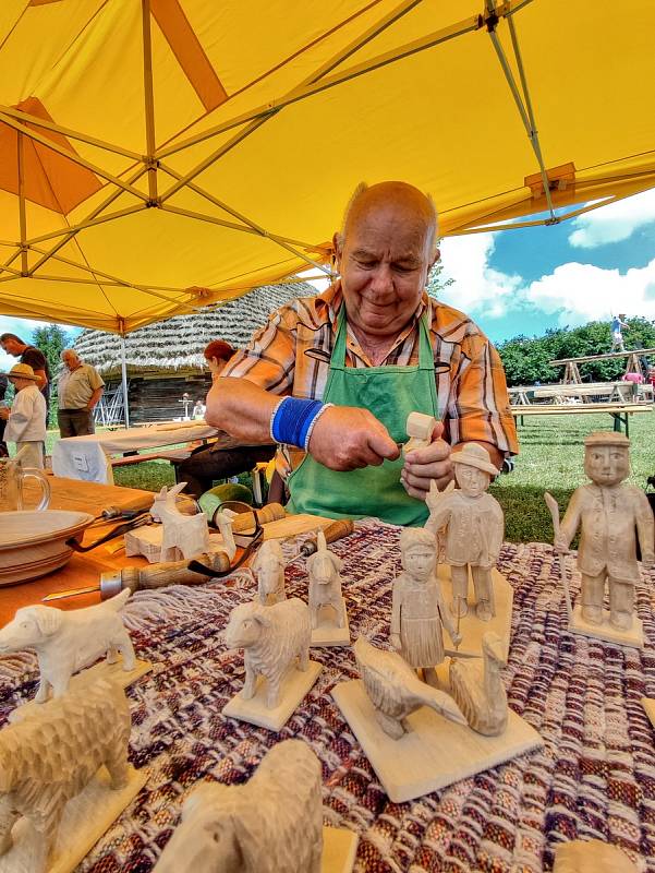 Řemeslníci si dali dostaveníčko u polygonální stodoly u Mikšíkova statku v Trstěnici.