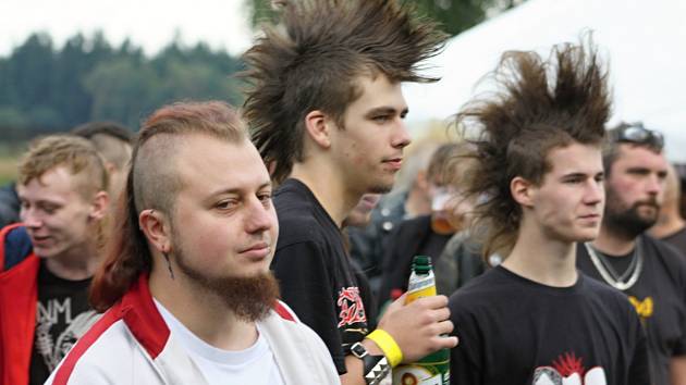 Desítky příznivců punkové hudby se sešly v Květné. Zahrála jim také poličská hardcorová kapela Screaming. Společně vybrali peníze na pomoc zvířatům v záchranné stanici.