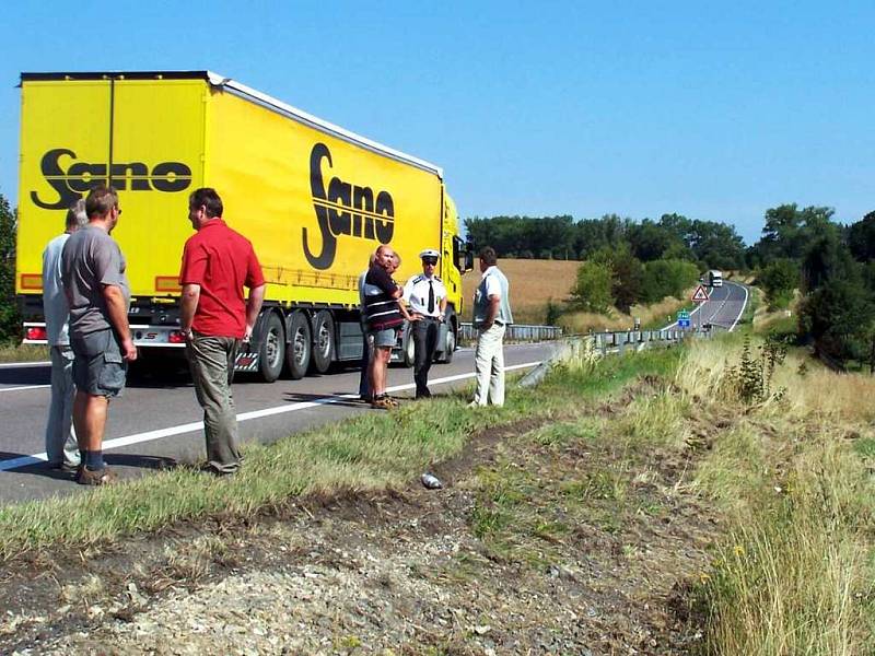 Automobily často sjíždějí ze silnice I/35 až na pozemek rodinného domu manželů Dítětových.