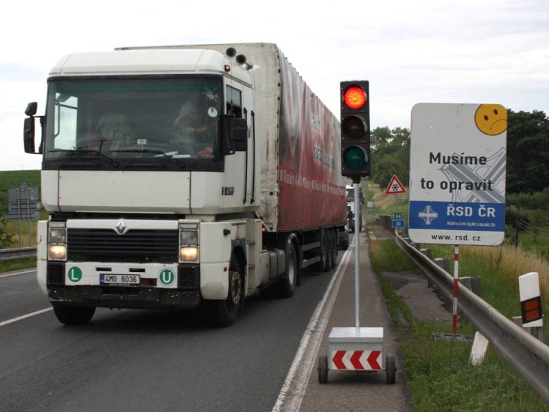 Silničáři začali včera ráno  opravovat most na hlavním tahu z Litomyšle na Moravskou Třebovou. Silnice I/35 u Koclířova je průjezdná pouze v jednom pruhu. Provoz řídí světelná signalizace. Řidiči musí počítat se zdržením. Celková rekonstrukce mostu potrvá