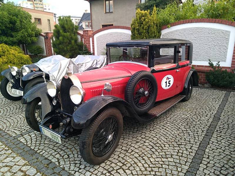 Flídrovi z Litomyšle jedou s Chevroletem z roku 1932 Mezinárodní soutěž spolehlivosti Československem 1921–2021.