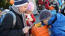 Svitavské náměstí se ve středu odpoledne proměnilo v halloweenskou dílnu. Děti vydlabávaly dýně.  