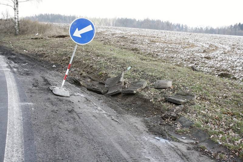 Kamion se na sjezdu směrem na Litomyšl "otřel" o podjezd kousek za Javorníkem, potom naboural do svodidel a nakonec skončil v příkopu na pravé straně silnice.