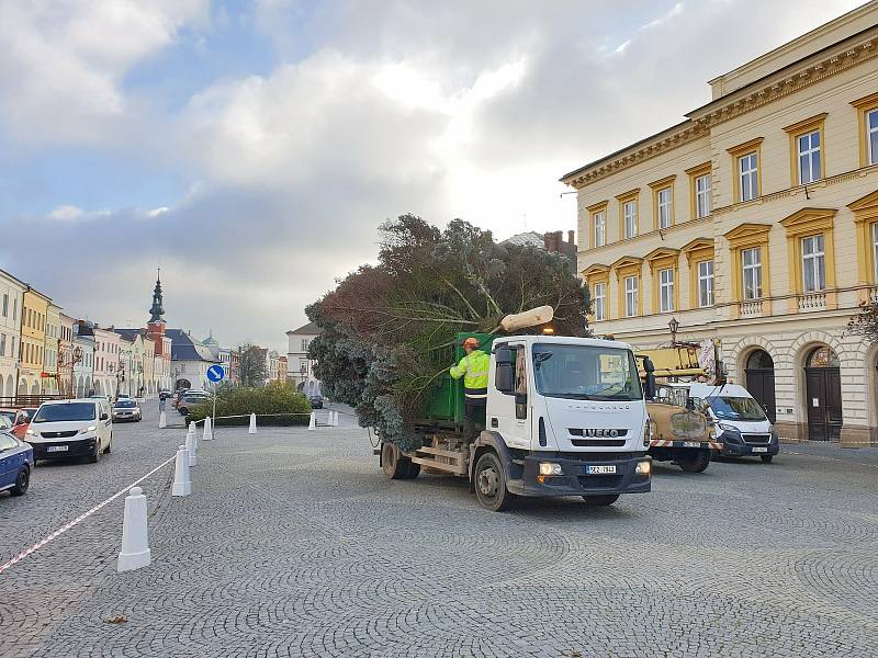 Z Rumunské ulice na náměstí Míru doputoval vánoční strom Svitav.