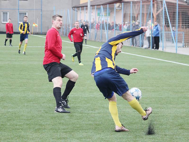 Boj na ostří nože. Svitavští fotbalisté (v pruhovaném) nepovolili vedoucímu celku krajského přeboru ofenzivní manévry.