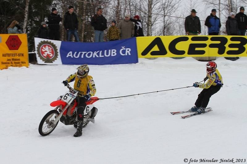 NOVINKY, KTERÉ pořadatelé zavedli do motoskijöringového šampionátu, se osvědčily a přispěly ke zdařilému průběhu.