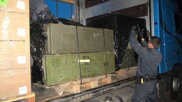 V kamionu českého dopravce našli celníci dřevěné bedny obsahující 320 kusů samopalů vzor SA 58  a AK 47.