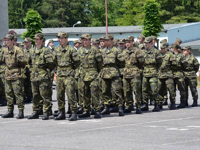 Slavnostní vyřazení maturantů vojenské střední školy v Moravské Třebové.  